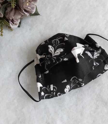 ULIZE Handmade Melnbalta ar zirgiem un puķēm Face mask